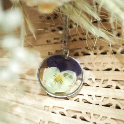 Collier en acier inoxydable rond argenté avec fleur de pensée dans de la résine - Bijoux vraies fleurs Clermont