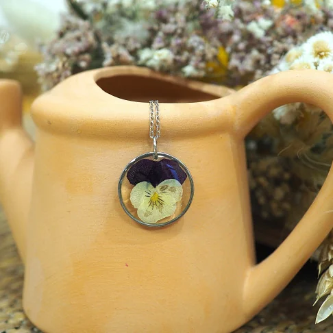 Collier en acier inoxydable rond argenté avec fleur de pensée dans de la résine - Bijoux vraies fleurs Clermont-Farrend