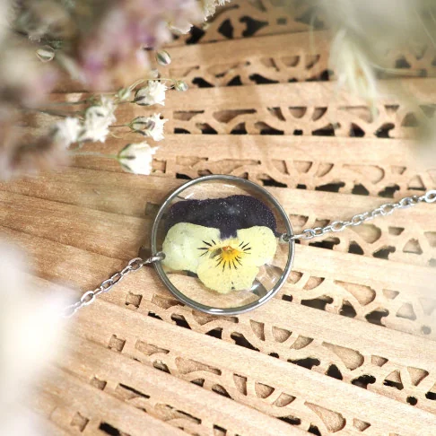 Bracelet rond en acier inoxydable argenté avec fleur de pensée dans de la résine - Bijoux vraies fleurs à Clermont
