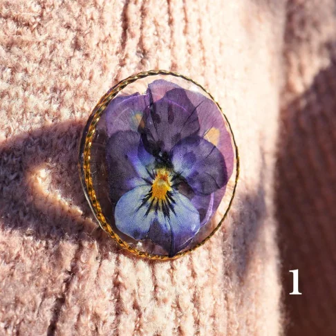 Bijou fleur clermont - broche à vêtement dorée en fleur de pensée