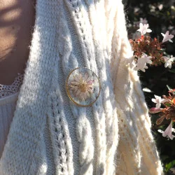 Bijou fleur - broche à vêtement dorée en fleur d'astrance