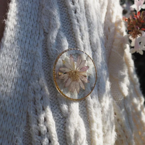 Bijoux vraies fleurs Clermont - broche à vêtement dorée en fleur d'astrance