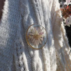 Bijoux vraies fleurs Clermont - broche à vêtement dorée en fleur d'astrance