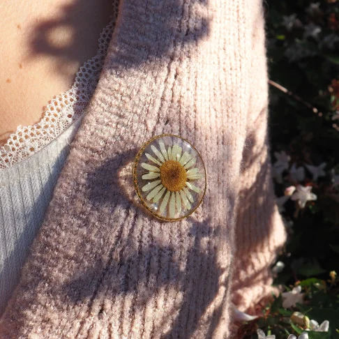 Bijoux vraies fleurs à Clermont - broche à vêtement dorée en fleur de marguerite