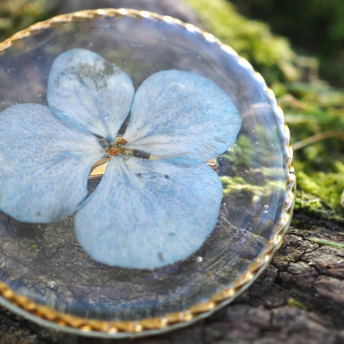 Bijoux vraies fleurs clermont - broche à vêtement dorée en fleur d'hortensia