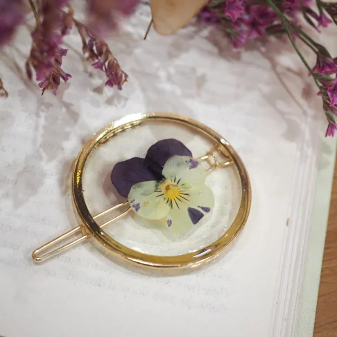 Broche cheveux dorée avec pensée violette - Bijoux vraies fleurs Clermont