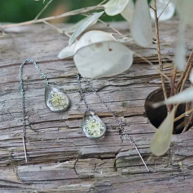 Boucles d'oreilles gouttes en acier inoxydable argenté fleur de carotte sauvage dans de la résine - bijou fleur 1
