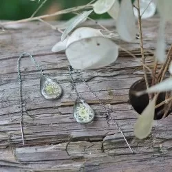 Boucles d'oreilles gouttes en acier inoxydable argenté fleur de carotte sauvage dans de la résine - bijou fleur 1