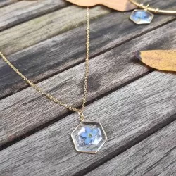 Collier hexagone doré avec inclusion de fleur de myosotis bleues - collier fleur
