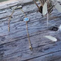 Bracelet doré avec inclusion de fleur de myosotis bleu - bijou fleur