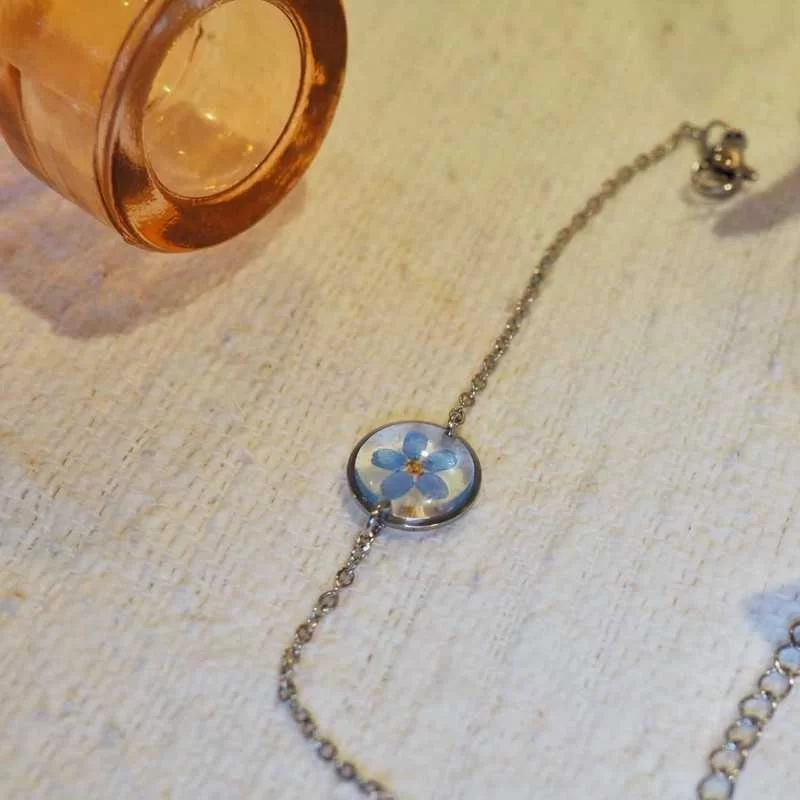 Bracelet argenté avec fleur de myosotis bleu - Bijoux vraies fleurs à Clermont