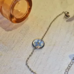 Bracelet argenté avec fleur de myosotis bleu - Bijoux vraies fleurs à Clermont