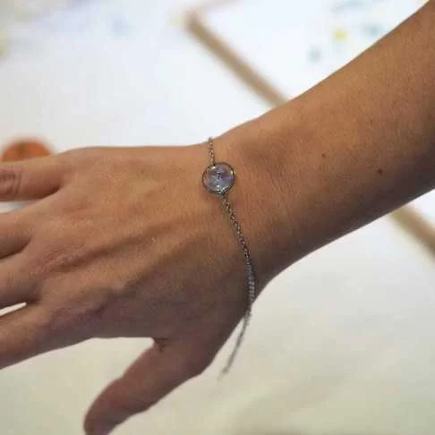 Bracelet argenté avec fleur de myosotis bleu - Bijoux en vraies fleurs à Clermont