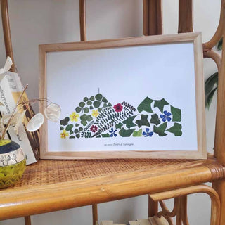 Tirage d'art / affiche / poster de l'herbier Puy-de-Dôme A4 en fleurs séchées jaune, rouge et bleu, et végétaux d'Auvergne  - 1