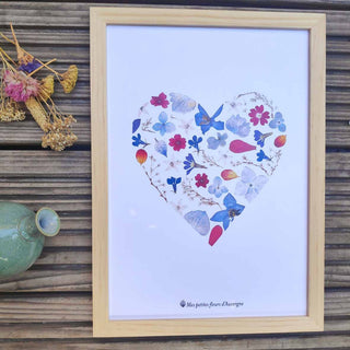 Tirage d'art personnalisable de l'herbier coeur bleu et rouge en fleurs séchées d'Auvergne  - 1