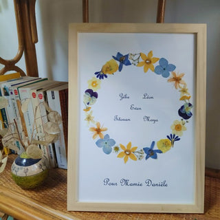 couronne fleurie dans les tons jaune et bleu réalisé en fleurs d'Auvergne, herbier personnalisable - cadre fleurs