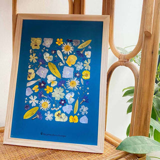 Tableau Herbier Lagon, dans les tons jaune, bleu pastel et violet, sur un fond bleu  - 1 - cadre fleurs