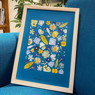 Tableau Herbier Lagon, dans les tons jaune, bleu pastel et violet, sur un fond bleu  - 2 - cadre fleurs