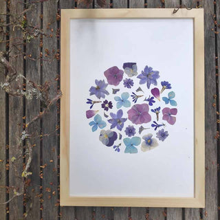 Tableau herbier forme personnalisable motif coeur en fleurs séchées d'Auvergne bleu et violet - cadre fleurs