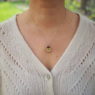 Collier en acier inoxydable rond argenté avec inclusion de fleur de pensée dans de la résine transparente porté - collier fleur