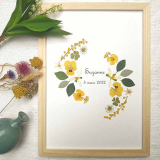 Tableau herbier demi-cercles en fleurs séchées d'Auvergne avec prénom de bébé et date de naissance dans les tons jaune et vert