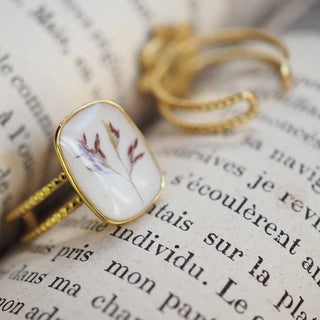 Bague en acier inoxydable doré avec fleurs de poacée dans de la résine - bijoux vraies fleurs Clermont