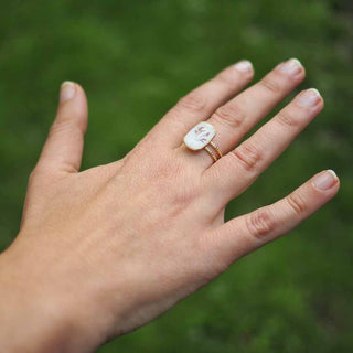 Bague en acier inoxydable doré avec fleurs de poacée dans de la résine - bijoux vraies fleurs à Clermont