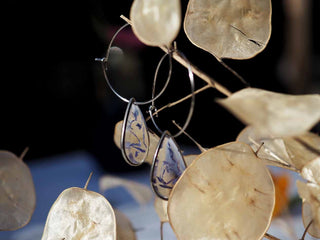 Boucles d'oreille créoles bleuet en acier inoxydable  avec vraies fleurs de bleuet - Bijoux vraies fleurs à Clermont