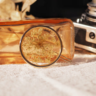 Broche de cheveux en laiton doré avec de vraies fleurs de carotte sauvage dans de la résine transparente - bijou fleur Clermont