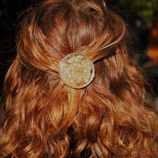 Broche de cheveux en laiton doré avec inclusion de fleur de carotte sauvage dans de la résine transparente