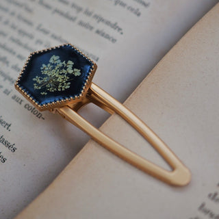 Barrette dorée fleurs de carotte sauvage sur fond émeraude , hexagone  - bijou fleur