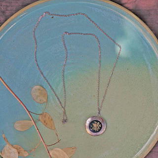 Sautoir en acier inoxydable argenté avec fleurs de carotte sauvage avec résine émeraude - Bijoux vraies fleurs à Clermont