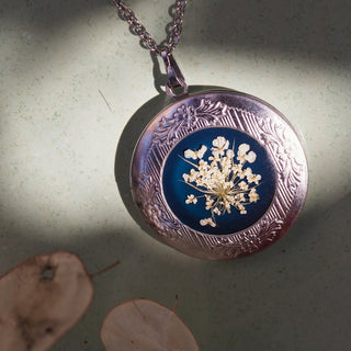 Sautoir en acier inoxydable argenté avec fleurs de carotte sauvage avec résine émeraude - Bijoux vraies fleurs Clermont