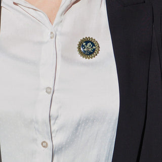 Broche de cheveux en laiton doré avec  fleur de carotte sauvage dans de la résine émeraude - bijoux vraies fleurs clermont