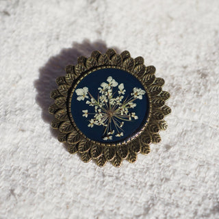 Broche de cheveux en laiton doré avec  fleur de carotte sauvage dans de la résine émeraude - bijoux vraies fleurs