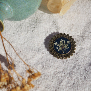 Broche de cheveux en laiton doré avec  fleur de carotte sauvage dans de la résine émeraude - bijoux en fleurs Clermont
