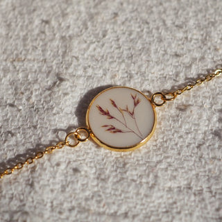 Bracelet en acier inoxydable doré avec inclusion de fleurs de poacée inclu dans de la résine de couleur blanche - Bijou fleur