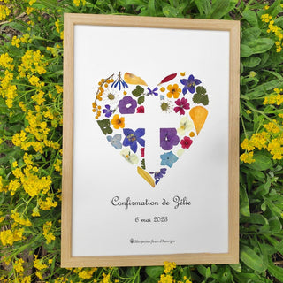 Tableau herbier coeur multicolore en fleurs d'Auvergne avec une croix pour baptême, communion, confirmation - cadre fleurs