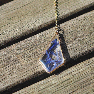 Collier de dos en laiton doré à l'or fin avec inclusion de fleurs de bleuet et perle nacrée - collier fleur mariage