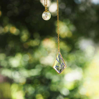 Collier en laiton doré à l'or fin avec inclusion de fleurs de bleuet et perle nacrée - collier fleur mariage