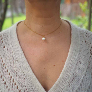 Collier en laiton doré à l'or fin avec inclusion de fleurs de bleuet porté autour du cou et dans le dos - collier fleur mariage