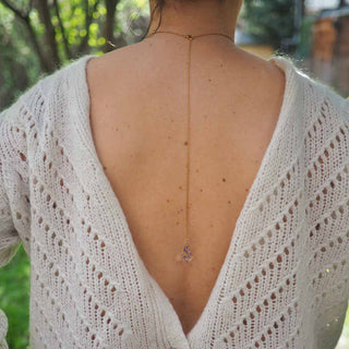 Collier en laiton doré à l'or fin avec inclusion de fleurs de bleuet porté autour du cou et dans le dos - collier fleur mariage