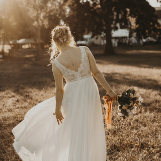 Bijou fleuri - Collier de dos en fleurs de bleuet - © photo de la mariée : Arty photos - collier vraies fleurs mariage