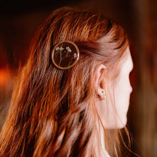 Broche de cheveux avec inclusion de fleur de gypsophile portée dans les cheveux - bijoux vraies fleurs Clermont