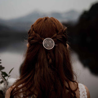 Broche de cheveux avec inclusion de fleur de gypsophile portée dans les cheveux - bijoux vraies fleurs à Clermont