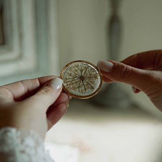 Broche de cheveux en laiton doré avec de vraies fleurs de carotte sauvage dans de la résine transparente - bijou fleur Clermont