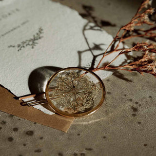 Broche de cheveux en laiton doré avec de vraies fleurs de carotte sauvage dans de la résine transparente - bijou fleur Clermont