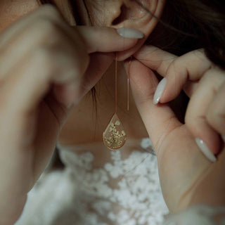 Grosses boucles d'oreilles gouttes en laiton doré avec inclusion de fleur de carotte sauvage dans de la résine transparente