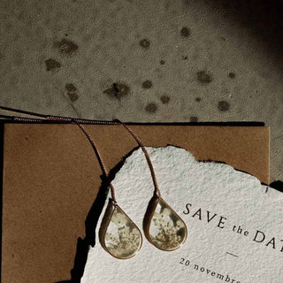 Grosses boucles d'oreilles gouttes en laiton doré avec inclusion de fleur de carotte sauvage dans de la résine transparente