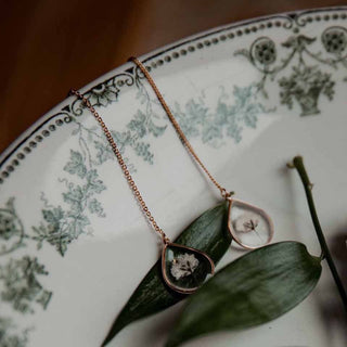 Boucles d'oreille en laiton doré à l'or fin avec inclusion de fleurs de gypsophile - bijou fleur